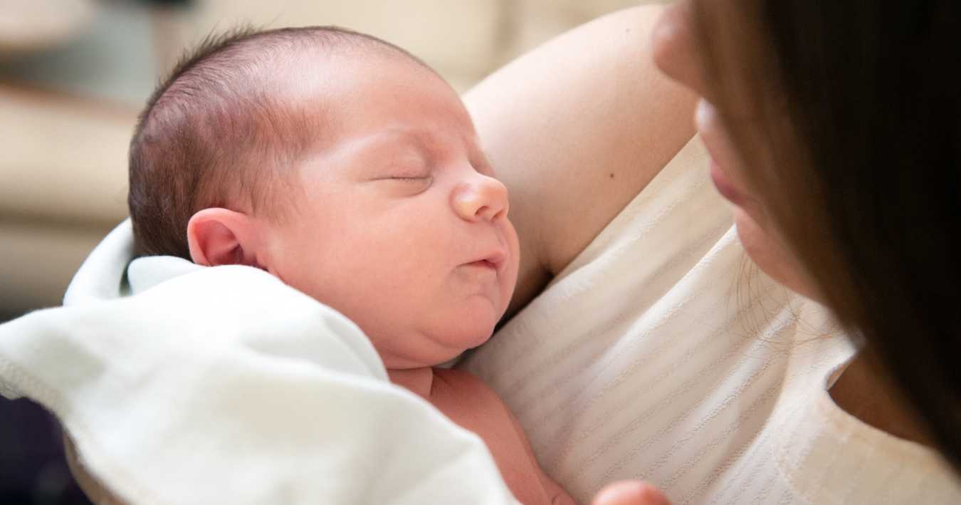 O que esperar durante o primeiro mês de vida do seu bebê